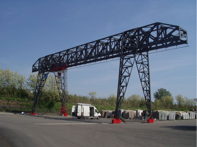 Gru a cavalletto a traliccio (portata 60/6,3 ton - scart. 8+24+8 mt)