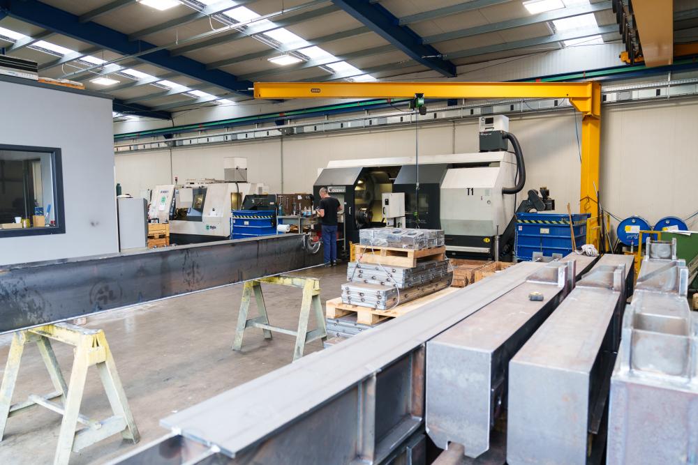 Gru a bandiere e a bicicletta