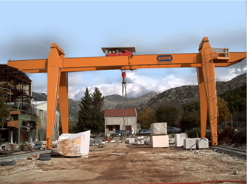 Gru a cavalletto (portata 25 ton - scart. 4+15+5 mt)